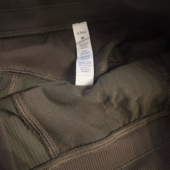 Women’s Lululemon dark green dance studio pant- size 4 reg - Picture 3 of 3